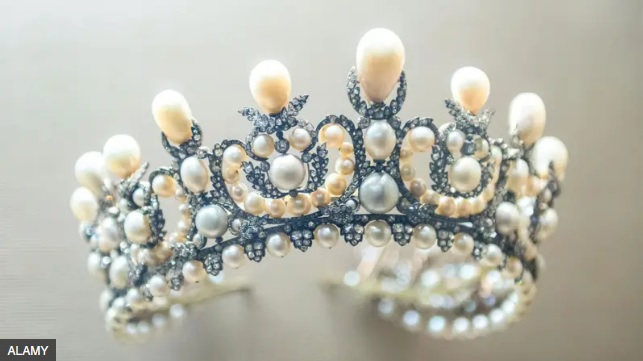 VOL DE BIJOUX AU LOUVRE : LE MYSTÈRE ÉCLATANT D’UNE NUIT DE LUXE ET D’OMBRE