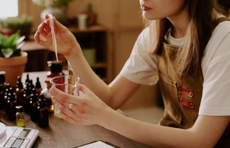 Comment le storytelling transforme la création parfum