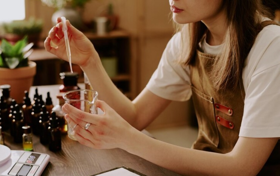 Comment le storytelling transforme la création parfum