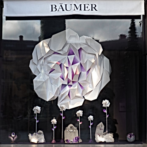 Un jardin minéral Place Vendôme : la magie du papier signée Anna Normand