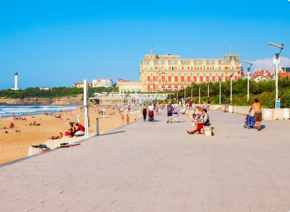 Chanel à Biarritz : une allure façonnée par l’océan