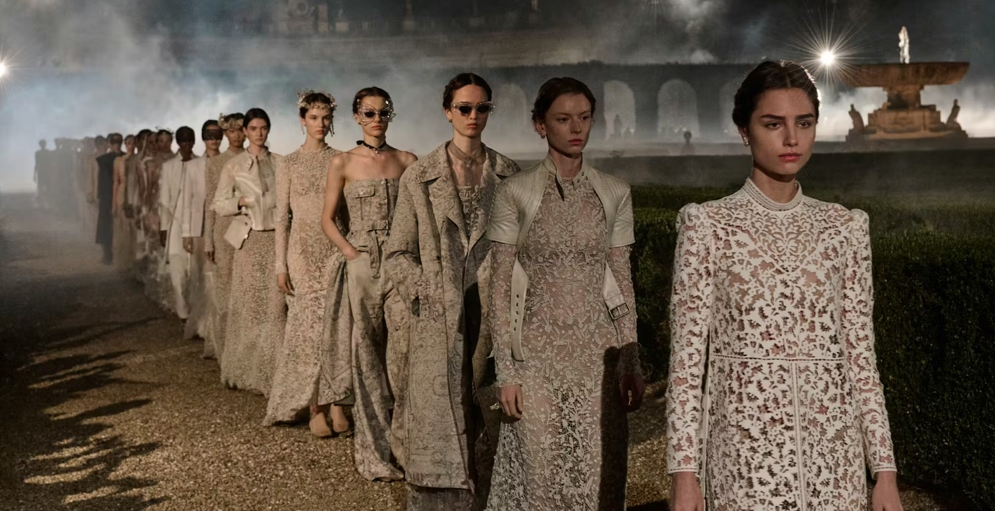 Défilé Dior Croisière 2026 : la maison Dior dévoile une vision contemporaine du voyage