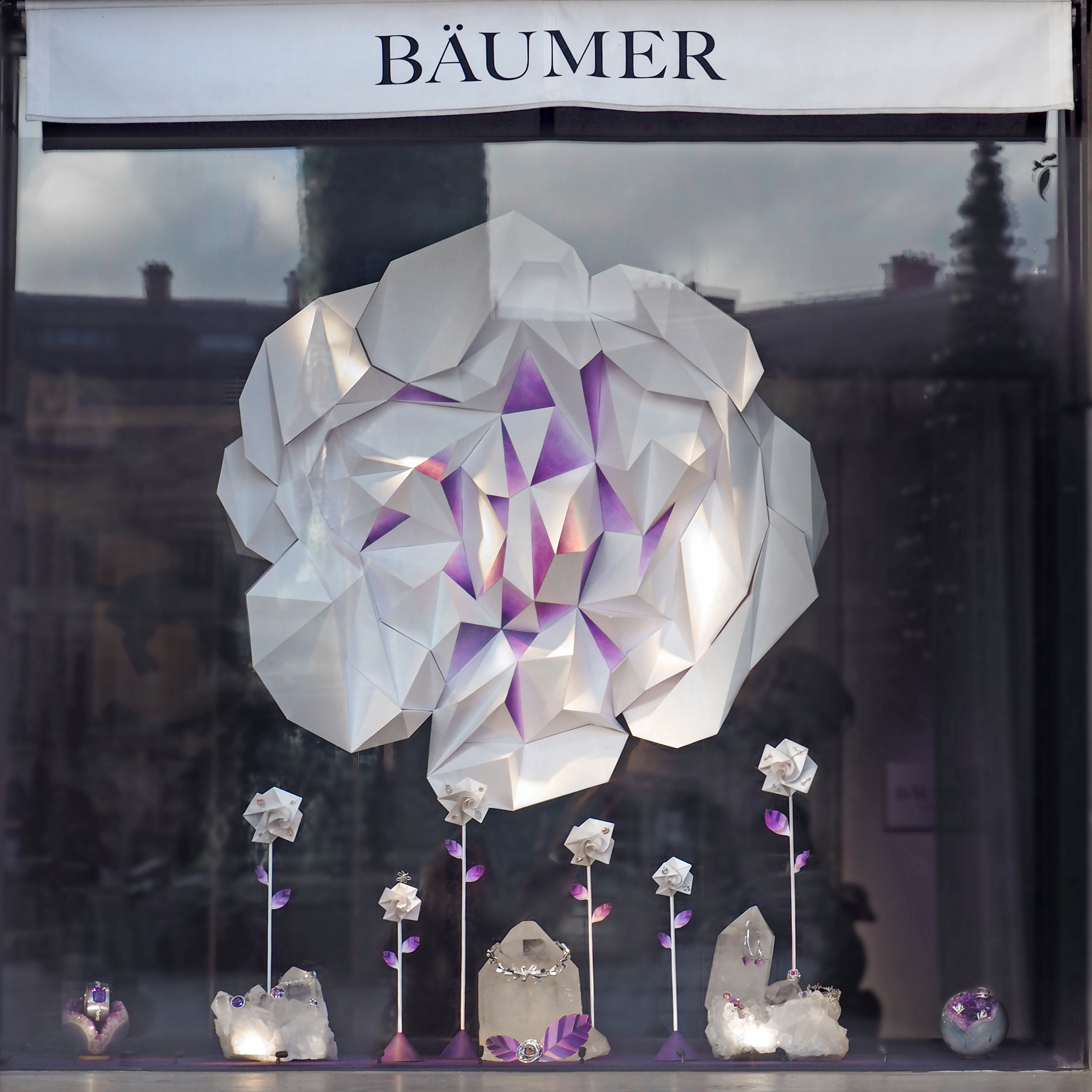 Vitrine de Noël en papier, place Vendôme