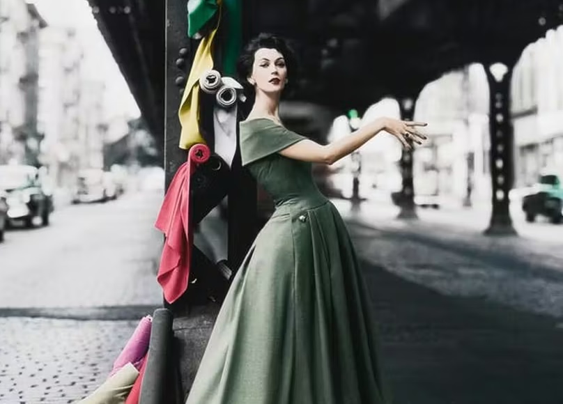 Chrstian Dior street photo avec une femme